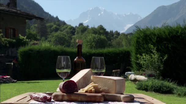 Käseplatte Und Wein Auf Holztisch — Stockvideo
