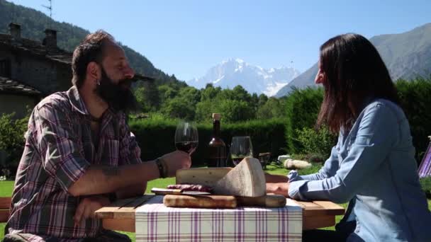 Mężczyzna Kobieta Jedzą Ser Fontina Picie Wina Alpejskiego Krajobrazu — Wideo stockowe