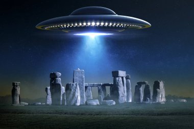 Sisli bir gecede ışık ışınıyla Stonehenge 'in üzerinde uçan daire. 