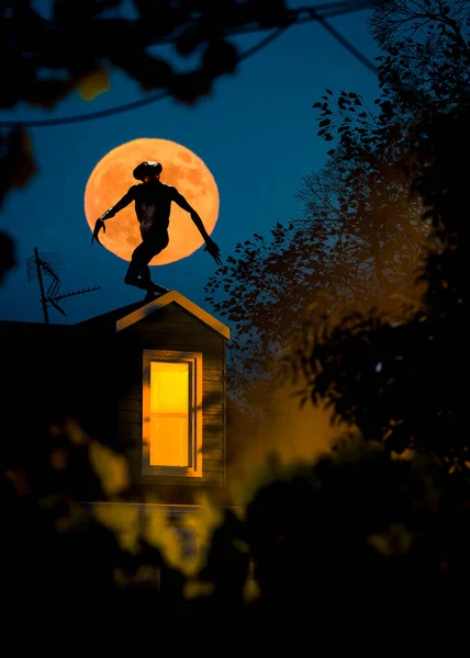 Monstro Assustador Telhado Casa Tarde Com Lua Cheia Vermelha Arte — Fotografia de Stock