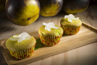 Ahşap tahta doldurma ile iştah açıcı cupcakes