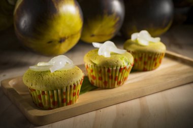 Ahşap tahta doldurma ile iştah açıcı cupcakes