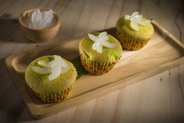 Ahşap tahta doldurma ile iştah açıcı cupcakes