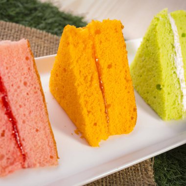 Renkli ve iştah açıcı dilim kek plaka üzerinde