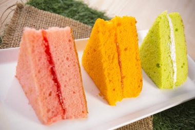 Renkli ve iştah açıcı dilim kek plaka üzerinde