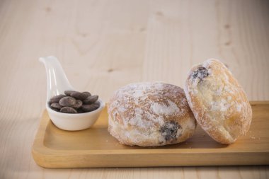 Ahşap masa üzerinde krem dosyalama ile iştah açıcı çörek