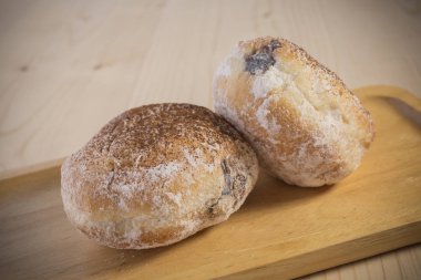 Ahşap masa üzerinde krem dosyalama ile iştah açıcı çörek