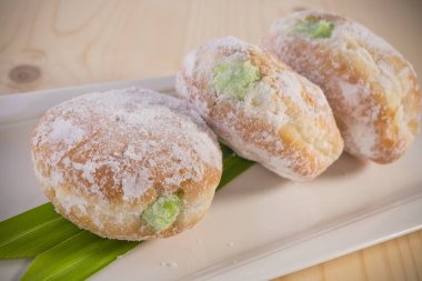 Ahşap masa üzerinde krem dosyalama ile iştah açıcı çörek