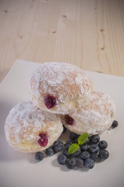 Plaka üzerinde doldurma ile lezzetli ekmek yapım ürünleri