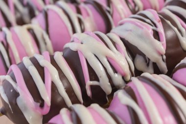 Ahşap arka plan üzerinde kopya alanı, seçici odak Tepesi gökkuşağı şekerli çörek ev yapımı çörek, çilek ve çikolata kaplı