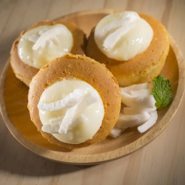 Cupcakes Apetitosos Com Enchimento Quadro Madeira — Fotografia de Stock