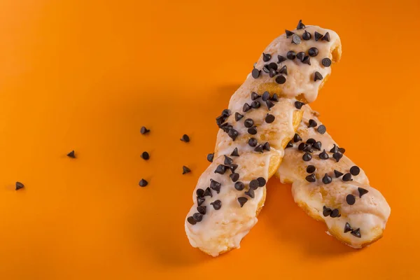 自制甜甜圈与巧克力片在橙色背景 — 图库照片