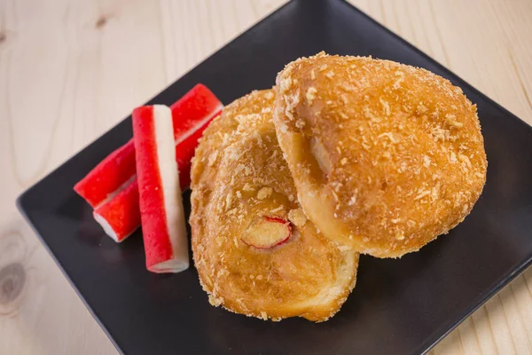 Donuts Apetitosos Com Arquivamento Cremoso Paus Caranguejo Placa — Fotografia de Stock