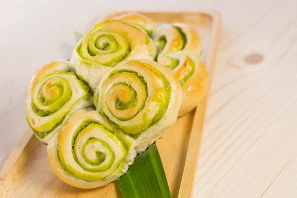 Leckere Und Leckere Gebackene Brötchen Auf Teller — Stockfoto