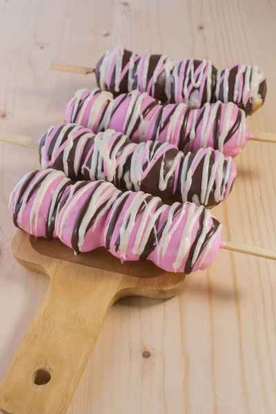 Donuts Caseros Recubiertos Fresa Chocolate Con Cobertura Azúcar Arco Iris Imagen de archivo