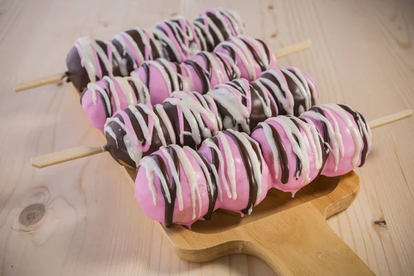 Donuts Caseros Recubiertos Fresa Chocolate Con Cobertura Azúcar Arco Iris Imágenes de stock libres de derechos