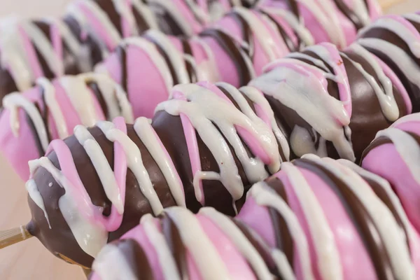 Donuts Caseros Recubiertos Fresa Chocolate Con Cobertura Azúcar Arco Iris Imagen de archivo