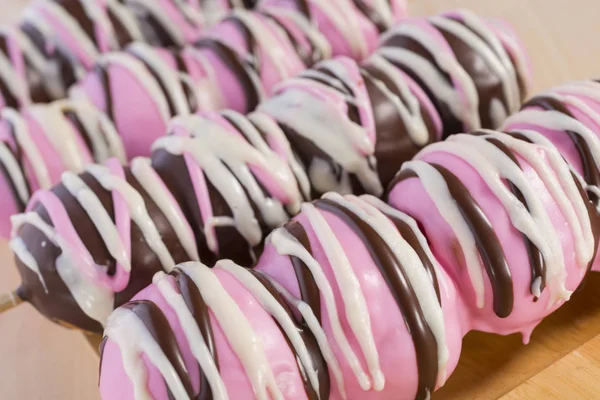 Donuts Caseros Recubiertos Fresa Chocolate Con Cobertura Azúcar Arco Iris Fotos de stock libres de derechos