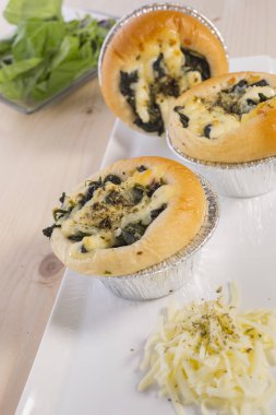 Plaka üzerinde doldurma ile lezzetli ekmek yapım ürünleri