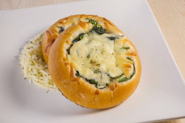 Plaka üzerinde dolum peynir ile lezzetli ekmek yapım ürünleri