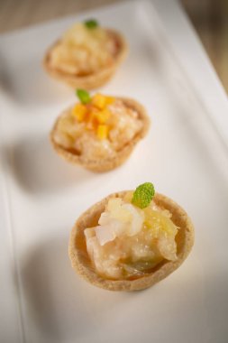 Plaka üzerinde doldurma ile lezzetli ekmek yapım ürünleri