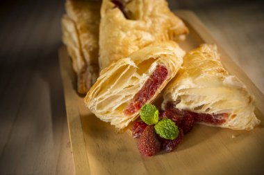 Plaka üzerinde doldurma ile lezzetli ekmek yapım ürünleri