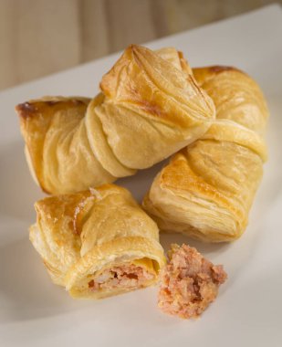 Plaka üzerinde doldurma ile lezzetli ekmek yapım ürünleri