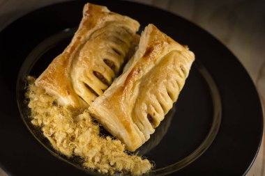 Plaka üzerinde doldurma ile lezzetli ekmek yapım ürünleri