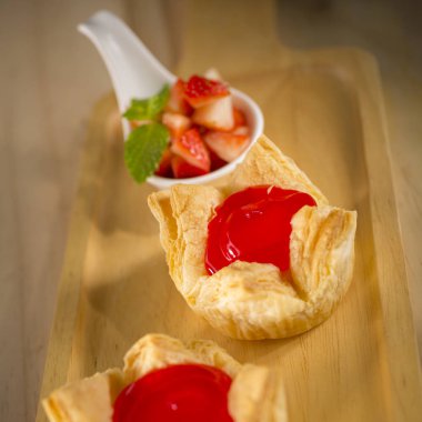 Sepetleri kara tahta üzerinde çilek ile pişmiş iştah açıcı çilek reçeli