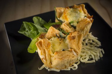 Plaka üzerinde dolum peynir ile lezzetli ekmek yapım ürünleri