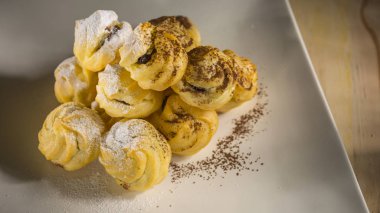 İştah açıcı krem eklerleri ahşap arka plan üzerinde