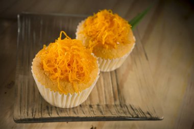 Tatlı yumurta diş ipi cupcakes, Tay tarzı kek Ahşap arka plan üzerinde Foy Thongs adlı