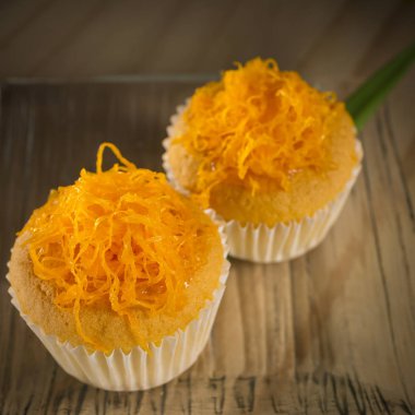 Tatlı yumurta diş ipi cupcakes, Tay tarzı kek Ahşap arka plan üzerinde Foy Thongs adlı