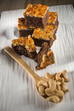 Lezzetli pasta ahşap arka plan üzerinde parçaları