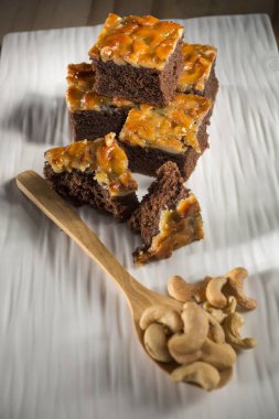 Lezzetli pasta ahşap arka plan üzerinde parçaları