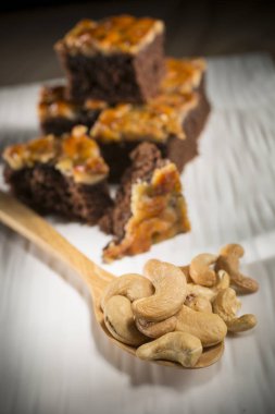 Lezzetli pasta ahşap arka plan üzerinde parçaları