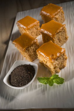 Lezzetli pasta üzerinde ahşap kara tahta parçaları