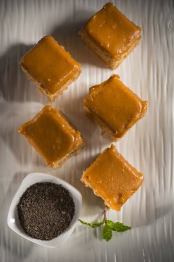 Lezzetli pasta üzerinde ahşap kara tahta parçaları