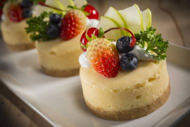 Beyaz tabağa lezzetli dilim kek