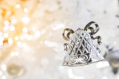 Noel çan dekorasyon parlak tatil arka plan bulanık üzerinde gümüş