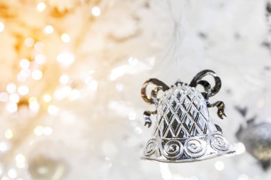 Noel çan dekorasyon parlak tatil arka plan bulanık üzerinde gümüş