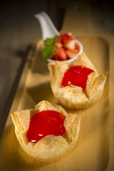 Mermelada Fresas Apetitosas Cestas Horneadas Con Bayas Pizarra —  Fotos de Stock