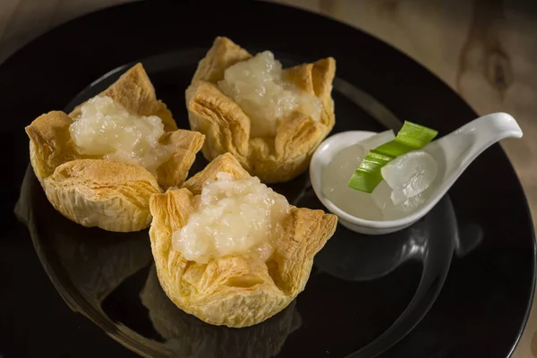 Délicieux Produits Boulangerie Avec Garniture Fromage Sur Assiette — Photo