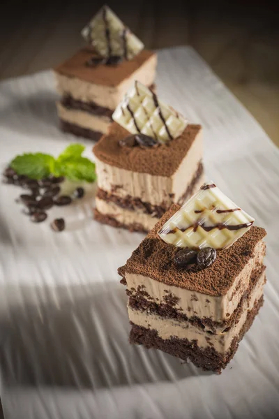 Drei Quadratische Tiramisu Kuchen Verziert Mit Weißen Miniaturtafeln Schokolade — Stockfoto