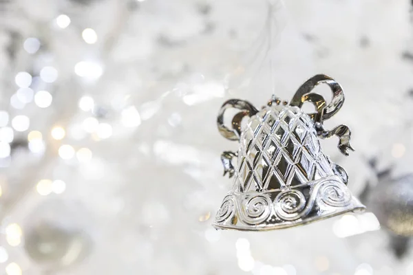 Zilveren Bell Kerstdecoratie Onscherpe Achtergrond Voor Sprankelende Vakantie — Stockfoto