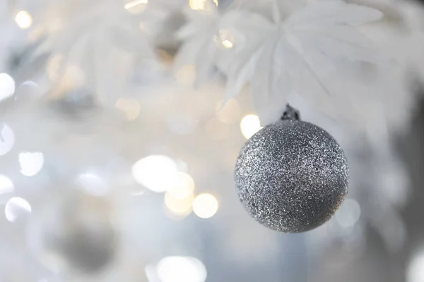 Boule Noël Festive Décorative Sur Fond Vacances Étincelant Flou — Photo