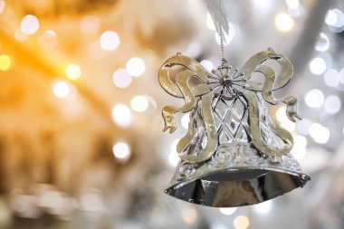 Noel çan dekorasyon parlak tatil arka plan bulanık üzerinde gümüş