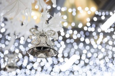 Noel çan dekorasyon parlak tatil arka plan bulanık üzerinde gümüş