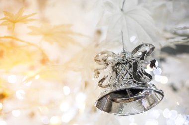 Noel çan dekorasyon parlak tatil arka plan bulanık üzerinde gümüş