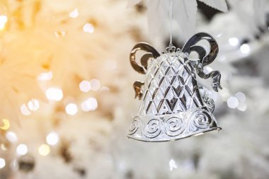 Noel çan dekorasyon parlak tatil arka plan bulanık üzerinde gümüş